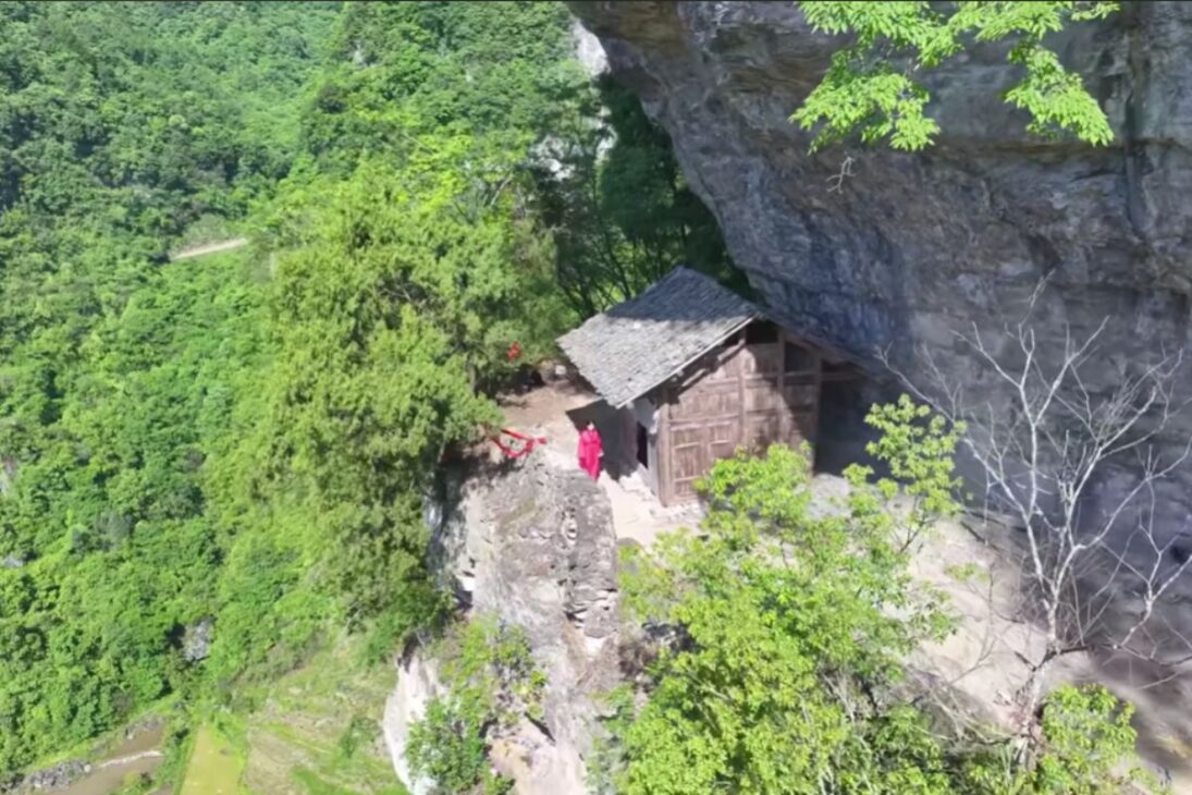 En Guizhou, la casa de madera suspendida en un acantilado esconde un antiguo templo, un sendero extremo y la historia de un morador que mantiene vivo el camino de los fieles.