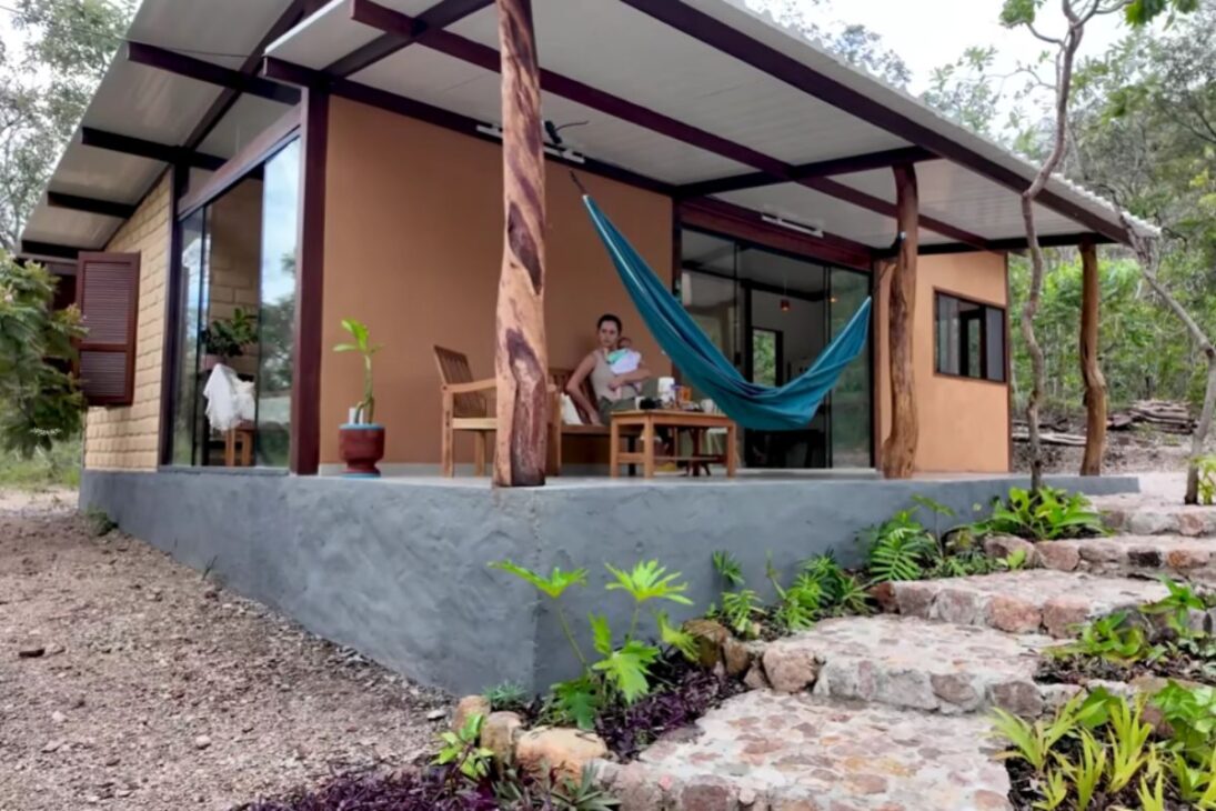 En Cavalcante, una casa de revista usa bioconstrucción, madera del terreno y teja sándwich para entregar confort y obra eficiente por R$110 mil.