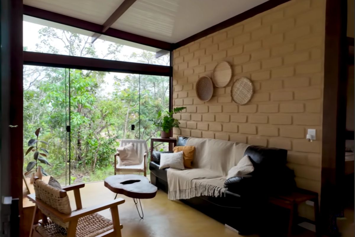 Em Cavalcante, uma casa de revista usa bioconstrução, madeira do terreno e telha sanduíche para entregar conforto e obra eficiente por R$110 mil.