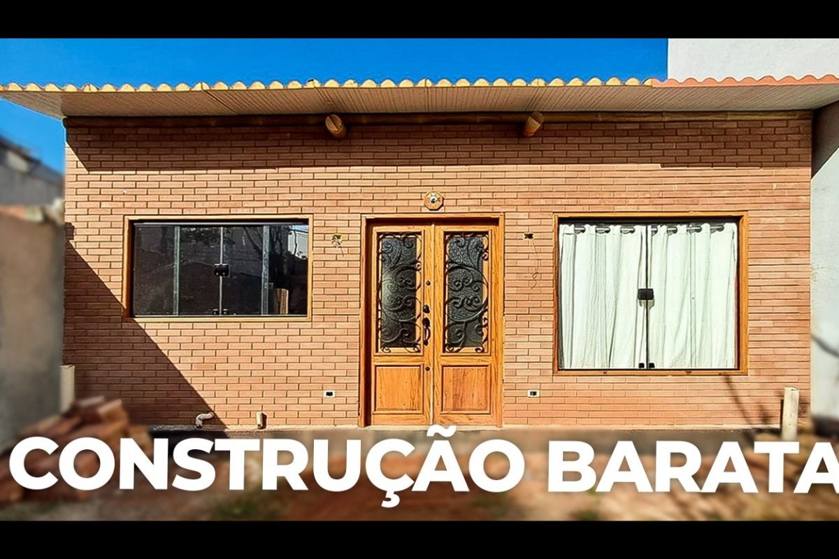 Casa sustentável de 108 m² em São Paulo combina radier, tijolo ecológico, bambu e placas solares para alcançar conforto térmico e economia real na construção eficiente.