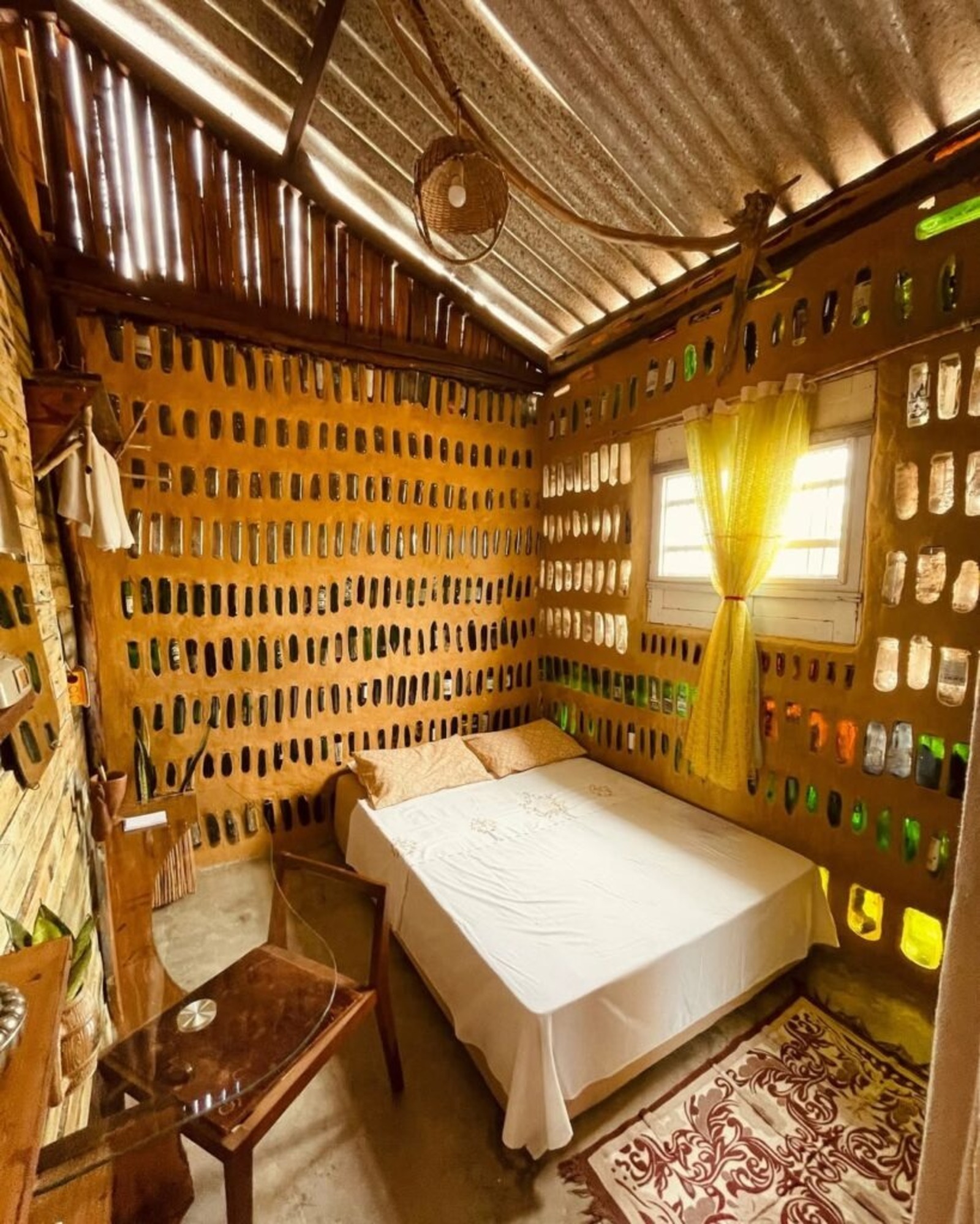 Casa sustentável, Garrafas de vidro, Ilha