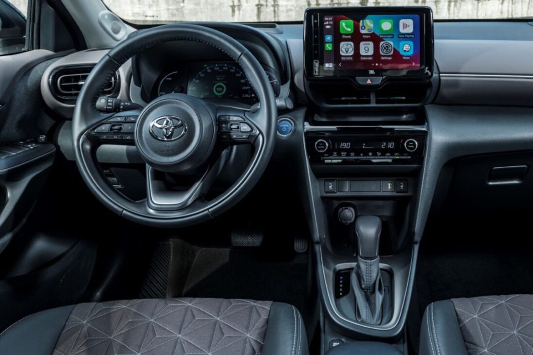 Yaris Cross 2025 enfrenta rivales como SUV compacto híbrido flex, con motor 1.5 Flex, consumo 1.5 Flex mediano y autonomía limitada en uso urbano.