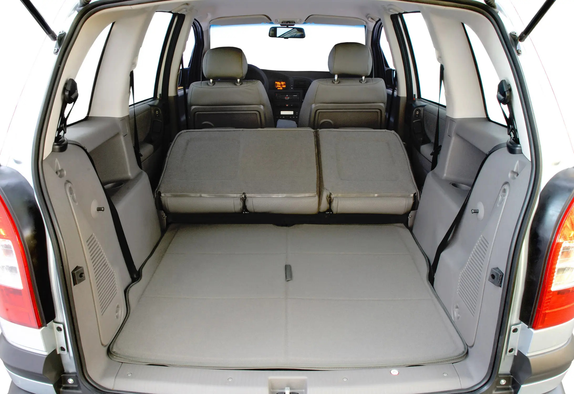 Na faixa de R$ 25 mil e com motor 2.0 Flex de manutenção barata, esta minivan que marcou a classe média entrega 7 lugares reais, porta-malas amplo e robustez mecânica; conheça o Chevrolet Zafira