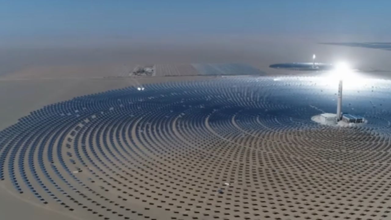Al Combinar Energía Limpia, Muro Verde y Granja Solar a Gran Escala, China Transforma el Desierto de Taklamakan en un Laboratorio Vivo Contra la Desertificación.