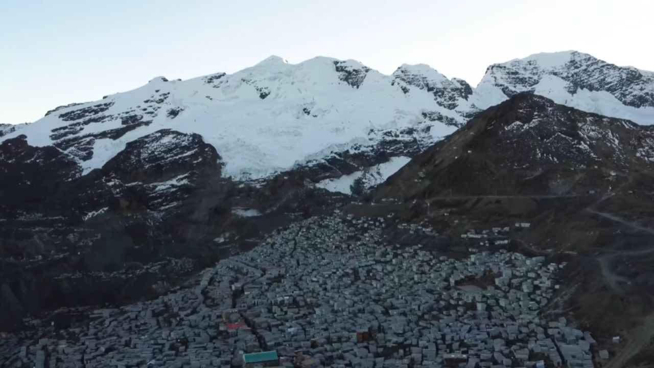 Cidade acima das nuvens onde 50 mil pessoas enfrentam frio extremo, ar rarefeito, crimes, contaminação e minas perigosas para arrancar ouro do lugar mais alto habitado da Terra