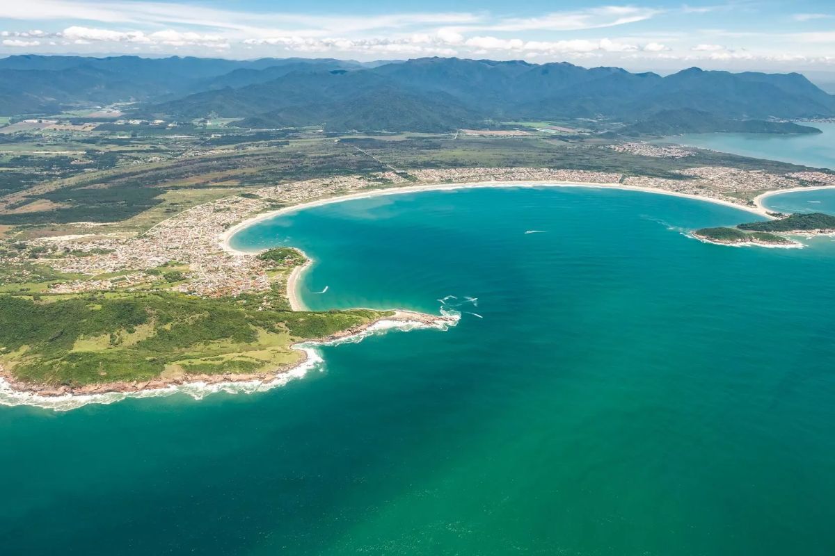 Palhoça, cidade brasileira em Santa Catarina, aparece como cidade litorânea mais segura do Brasil, com segurança em alta e praias preservadas que fortalecem o turismo e a qualidade de vida.