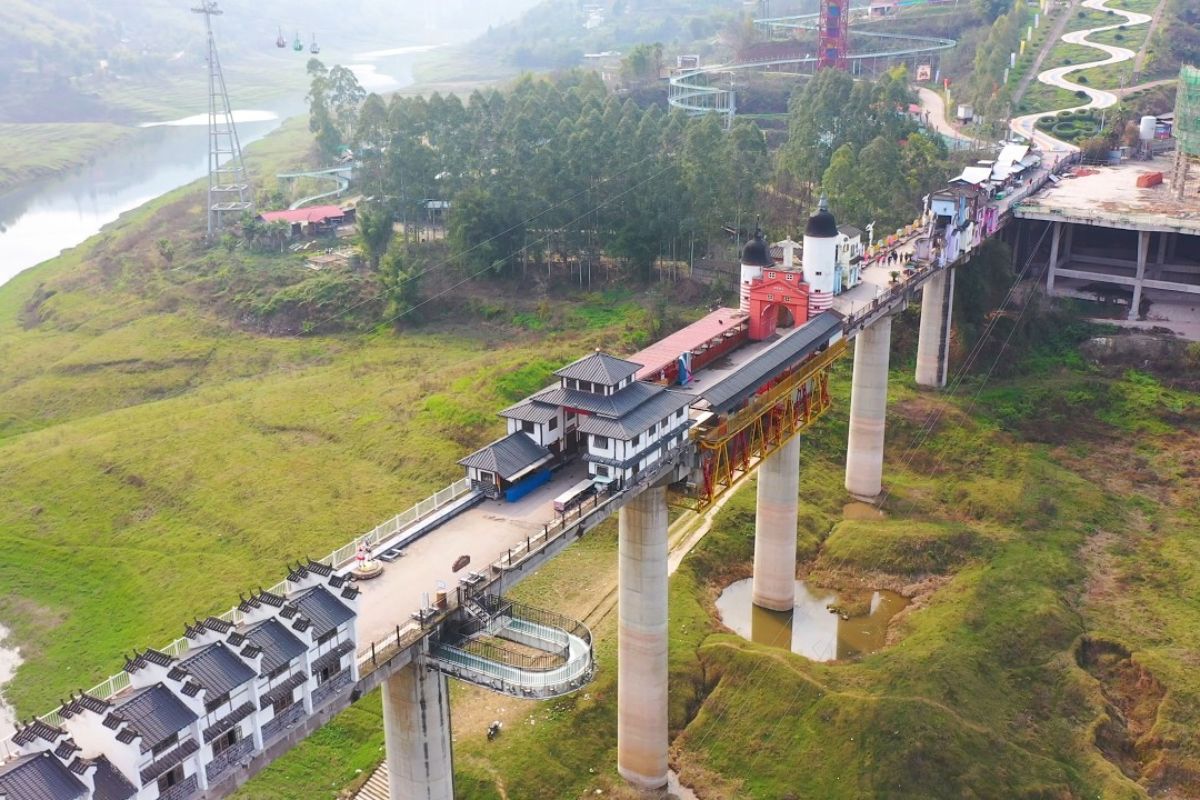 Descubra a cidade construída sobre uma ponte em Chongqing, com casas coloridas sobre a ponte, cenário único de cidade suspensa sobre o rio que parece saída de um conto.