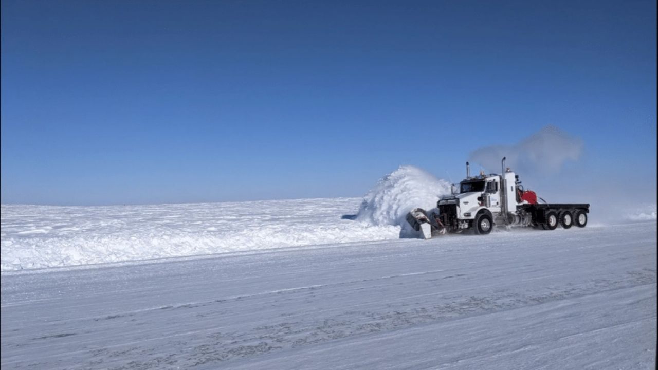 La legendaria 'Carretera de Cristal': 63 toneladas de carga conduciendo sobre solo 1 metro de hielo a -40°C. El riesgo es real.
