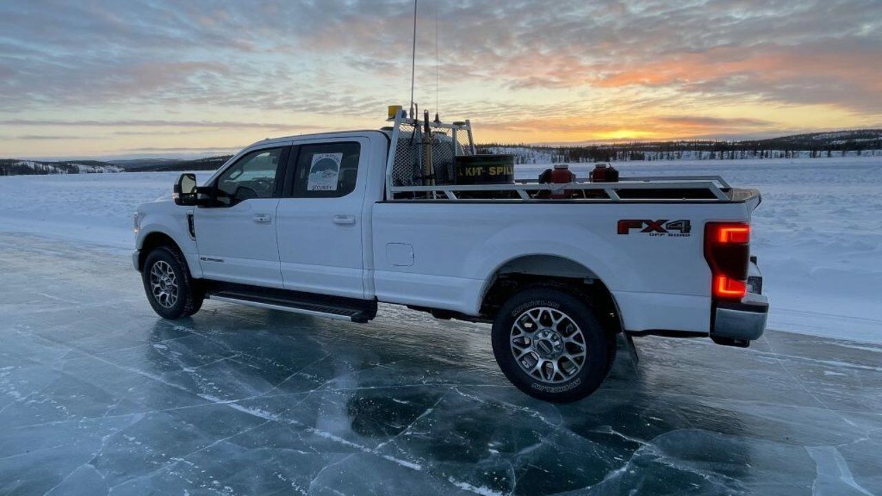 Hielo de 100 cm versus 63.500 kg: La física del hielo define el éxito de la legendaria 'Carretera de Cristal' Tibbitt to Contwoyto.