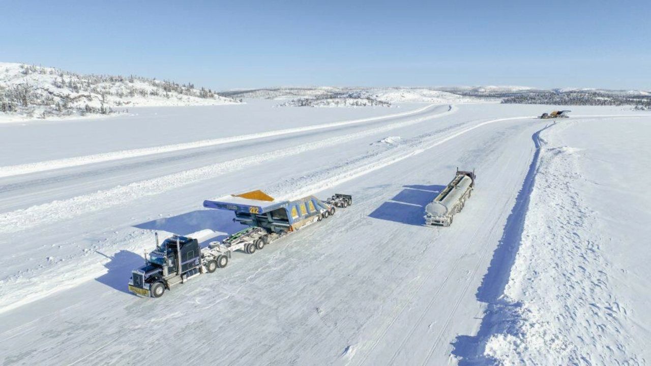 Com 1 metro de gelo a -40°C e cargas de 63 mil kg, a lendária 'Estrada de Cristal' arrisca milhões em diamante para sustentar o Ártico