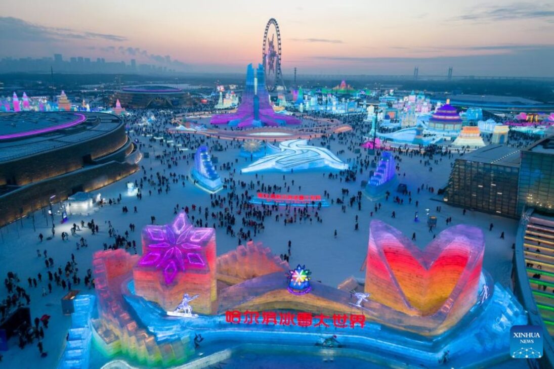 Harbin Erige Ciudad Congelada Gigante, Crea El Mayor Parque De Hielo Del Mundo, Consolida El Parque De Hielo Y Nieve Y Transforman El Turismo De Invierno En Empleos.
