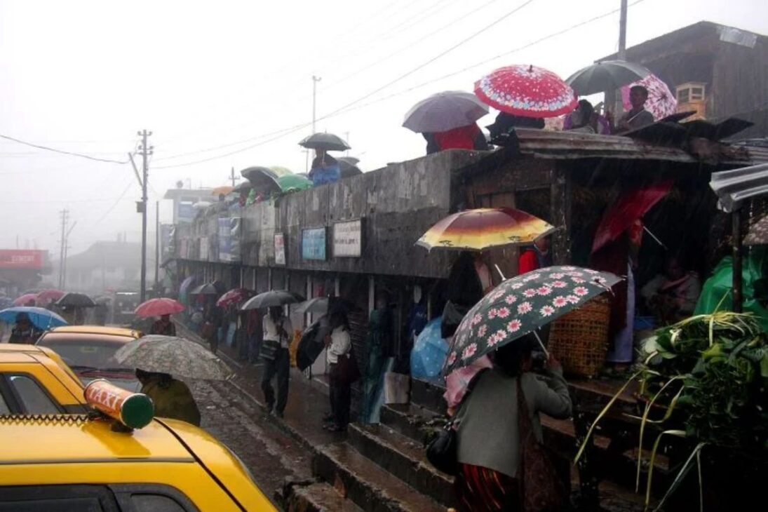 En La Ciudad Más Húmeda Del Planeta, La Lluvia Moldea Puentes Vivos, Envuelve Aldeas En Neblina, Excava Cuevas Milenarias Y Revela Una Rutina Extrema En Plena Región Montañosa De India.