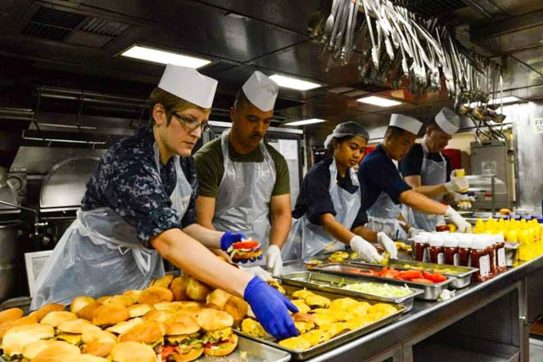 Acompañe cómo la cocina de un portaaviones sirve miles de militares en alto mar con comidas ininterrumpidas y una logística precisa que sostiene la operación naval.

