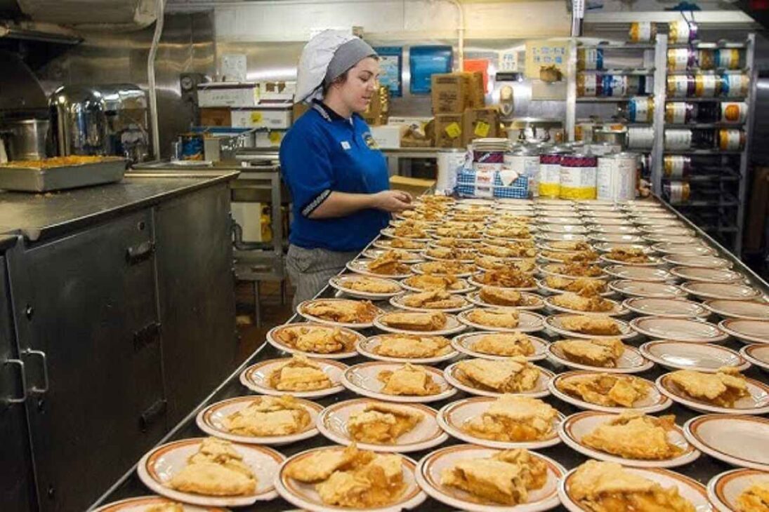 Acompañe cómo la cocina de un portaaviones sirve miles de militares en alto mar con comidas ininterrumpidas y una logística precisa que sostiene la operación naval.

