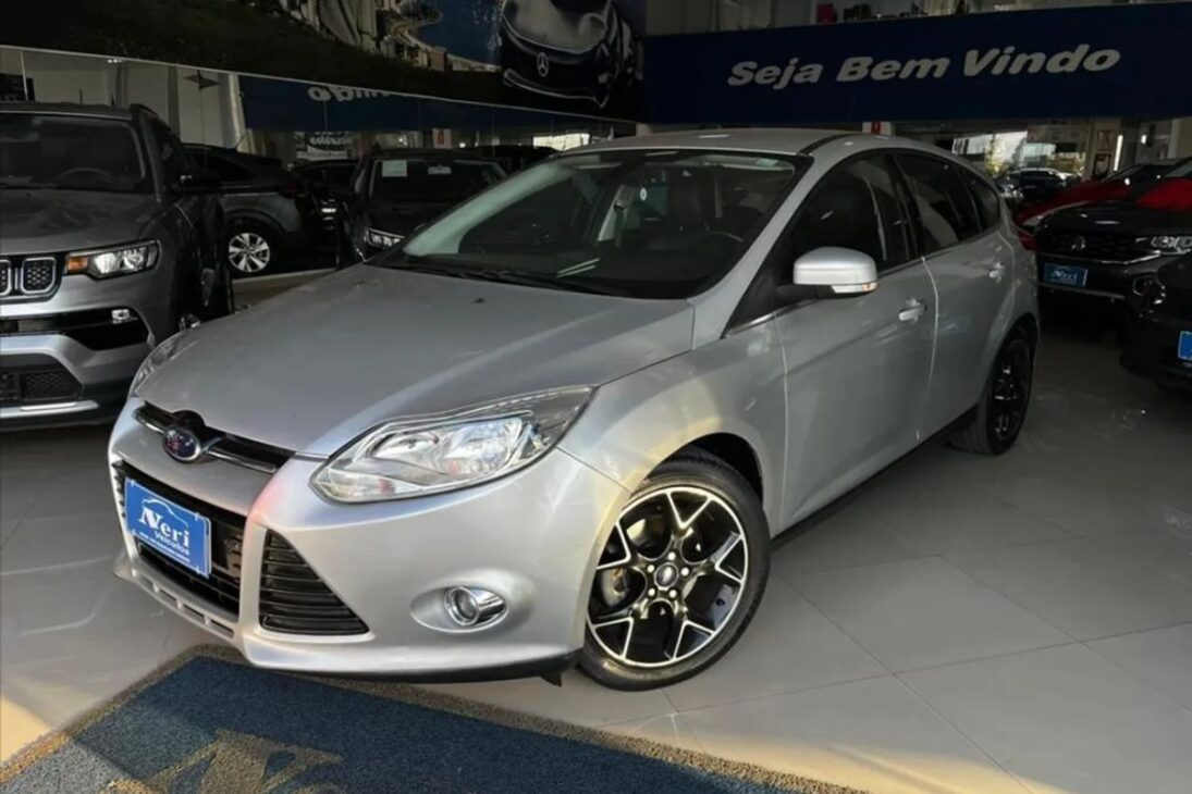 El hatch de Ford Focus 2.0 Titanium entrega comodidad y dinámica precisa, enfrenta la transmisión Powershift y la depreciación frente al Chevrolet Cruze, mostrando por qué el Ford Focus sigue siendo una opción fuerte en el mercado.