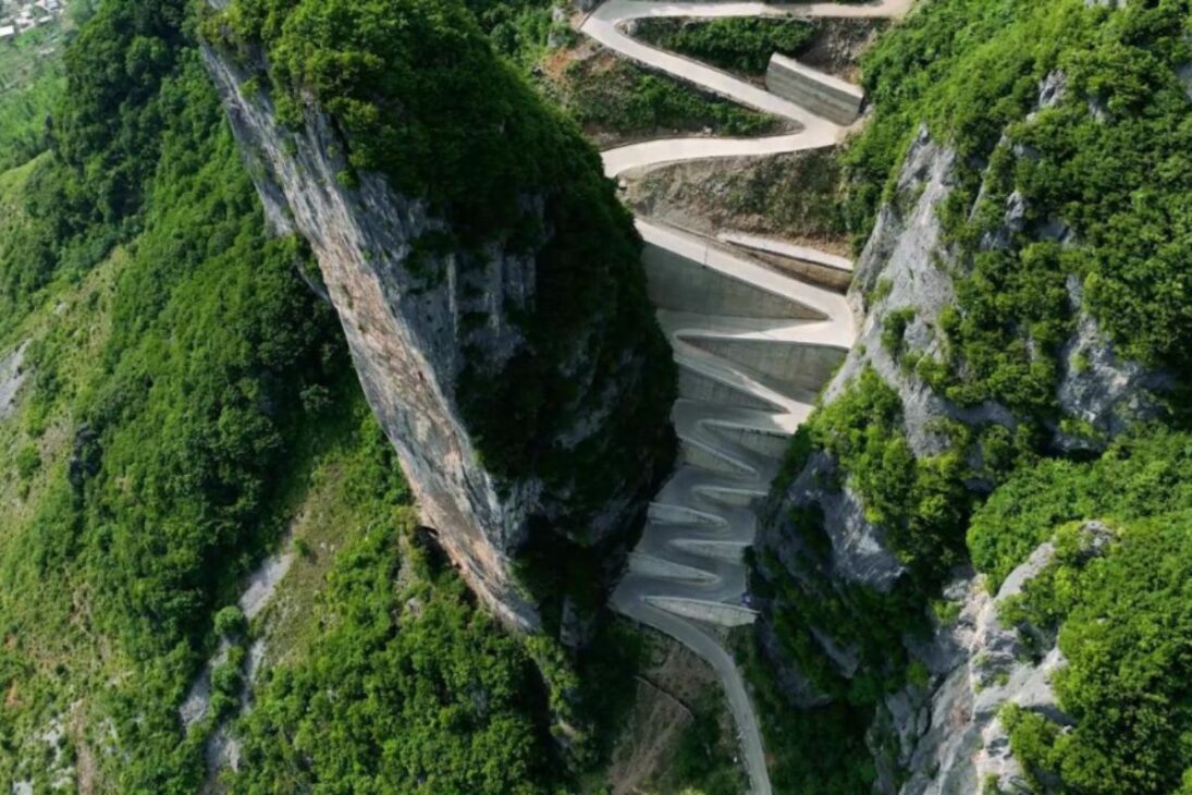 En la carretera en Z de Chongqing, camiones y conductores enfrentan curvas extremas en las montañas mientras la ruta se convierte en atracción turística radical