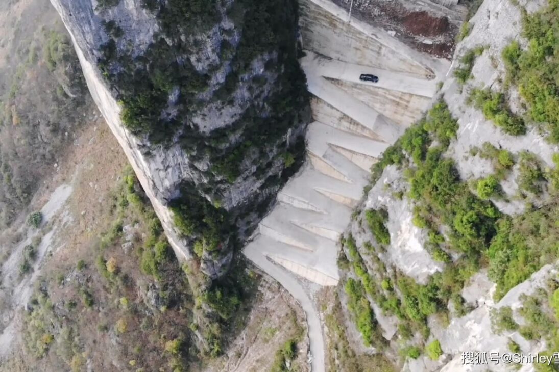 En la carretera en Z de Chongqing, camiones y conductores enfrentan curvas extremas en las montañas mientras la ruta se convierte en atracción turística radical