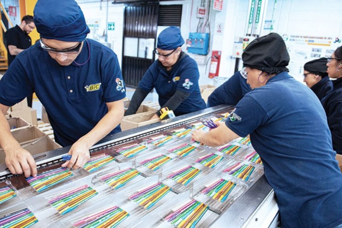 Conoce la pluma azul con cuerpo hexagonal y punta de tungsteno, ve cómo la tinta dorada nace en un proceso industrial preciso y garantiza 2 km de escritura.