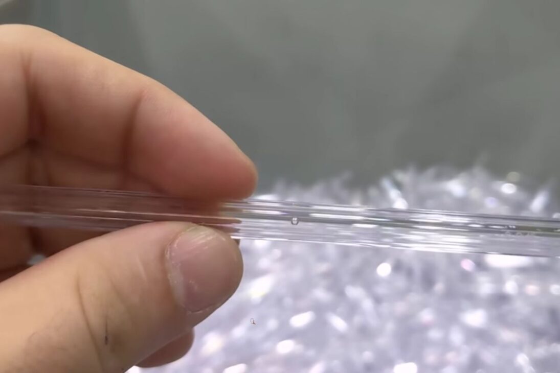 Conoce la pluma azul con cuerpo hexagonal y punta de tungsteno, ve cómo la tinta dorada nace en un proceso industrial preciso y garantiza 2 km de escritura.