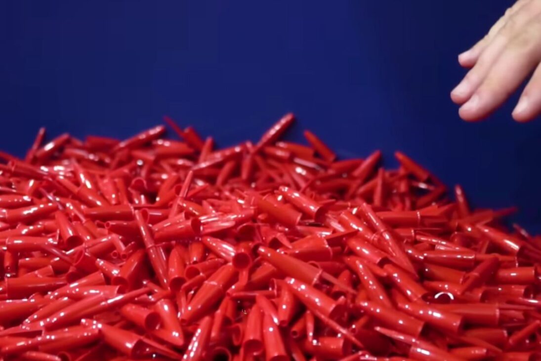 Conoce la pluma azul con cuerpo hexagonal y punta de tungsteno, ve cómo la tinta dorada nace en un proceso industrial preciso y garantiza 2 km de escritura.