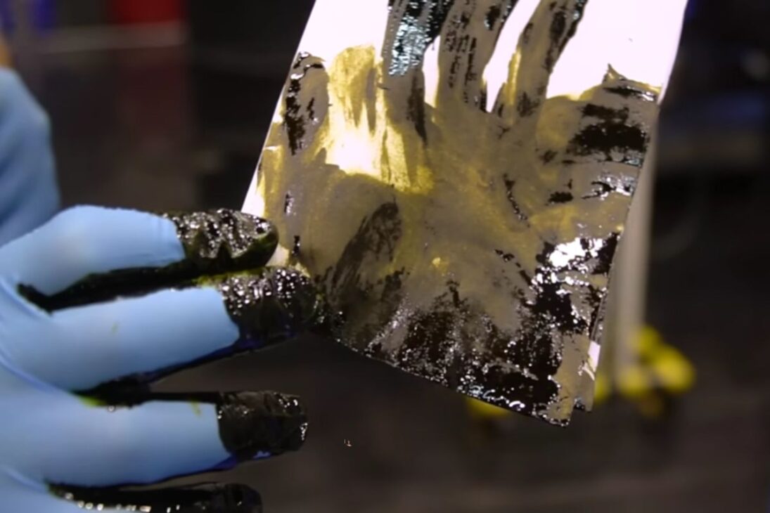 Conoce la pluma azul con cuerpo hexagonal y punta de tungsteno, ve cómo la tinta dorada nace en un proceso industrial preciso y garantiza 2 km de escritura.