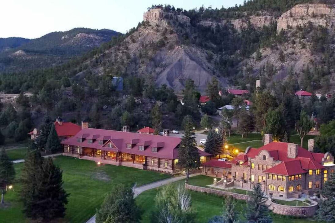 El imperio de granjas de Ted Turner une conservación, investigación científica, programas de caza y carne de bisonte para financiar naturaleza viva en Estados Unidos.