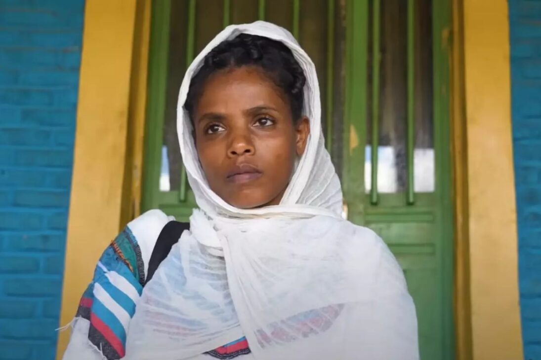 En Etiopía, la joven que no come ni bebe intriga a médicos, desafía al cuerpo humano, moviliza su aldea y plantea profundas dudas sobre lo que es posible.

