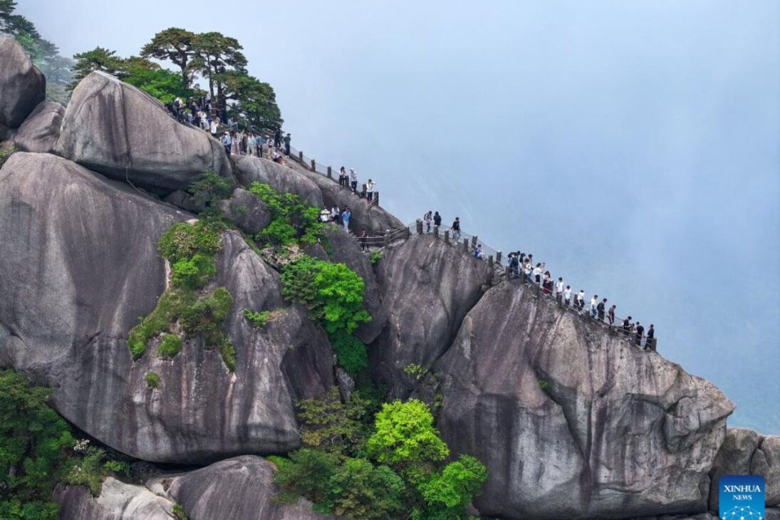 El Pico Tiandu en Huangshan es la ruta más extrema de China, con miles de escalones casi verticales y un escenario dramático para quienes enfrentan esta ruta radical.