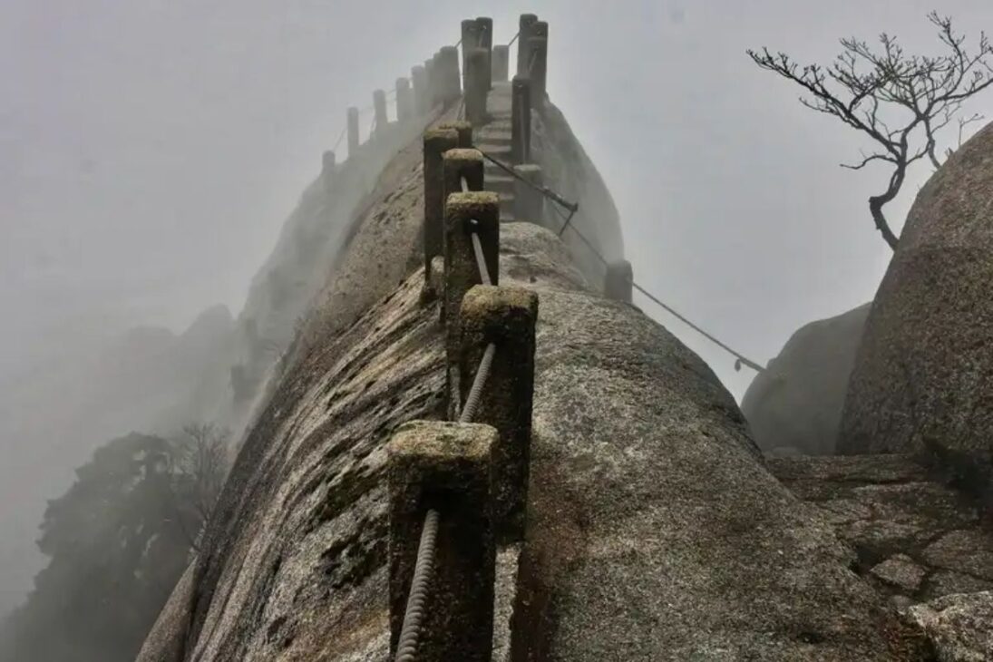 El Pico Tiandu en Huangshan es la ruta más extrema de China, con miles de escalones casi verticales y un escenario dramático para quienes enfrentan esta ruta radical.
