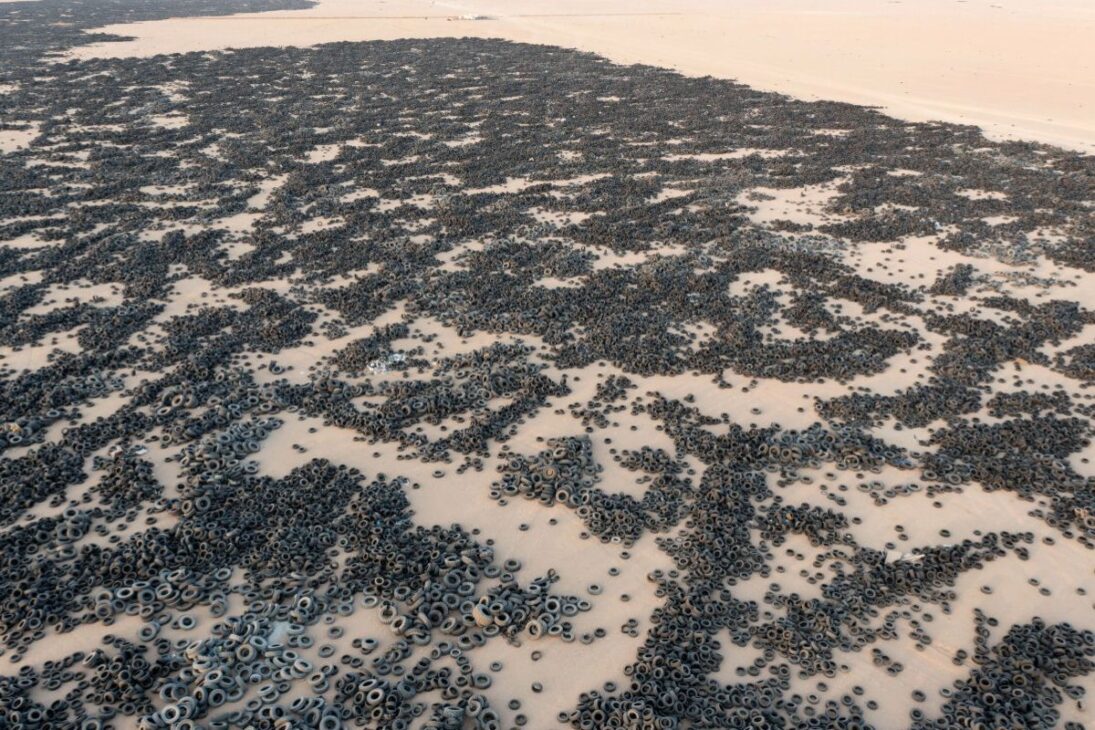 En Nigeria, la mayor operación de reciclaje transforma neumáticos en piso de goma resistente, mostrando cómo la goma puede salir de los desechos y ganar escala industrial.