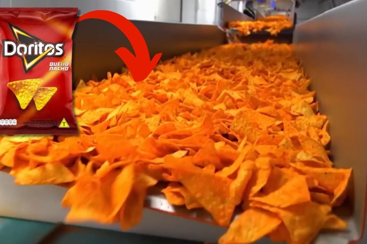 Veja como os Doritos transformam milho em massa, passam por forno e fritura controlada, recebem temperos na fábrica e chegam na embalagem com crocância perfeita.
