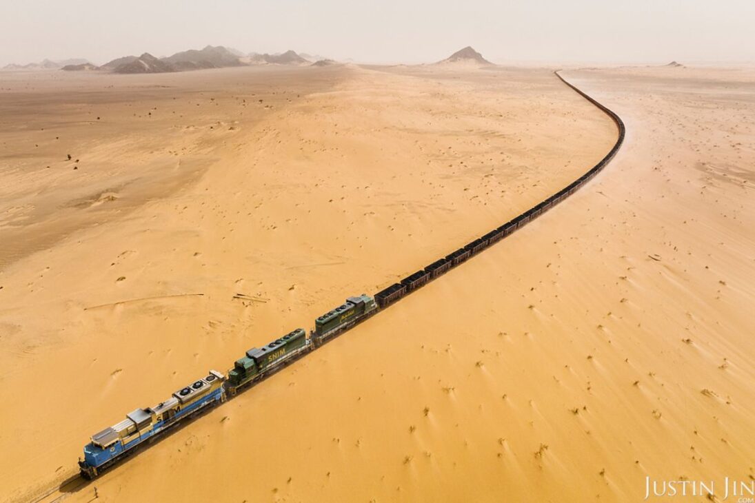 En el desierto de Mauritania, un tren de 2,5 km cruza el Sahara por una ferrovía única, enfrentando calor extremo y arena en una de las operaciones más duras del mundo.