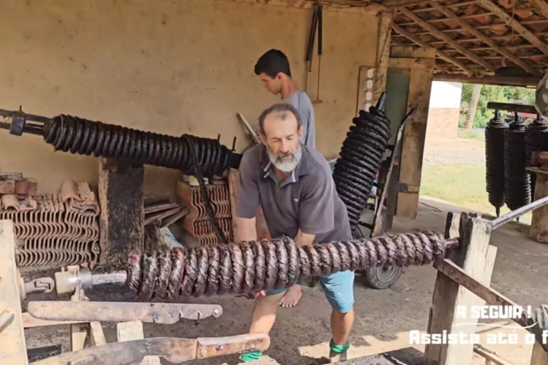 La historia de un hombre que nunca salió del campo, vive de la tierra, cría hijos en el campo y transforma el tabaco en sustento, manteniendo la tradición rural en familia.