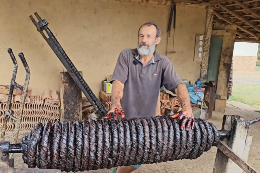La historia de un hombre que nunca salió del campo, vive de la tierra, cría hijos en el campo y transforma el tabaco en sustento, manteniendo la tradición rural en familia.