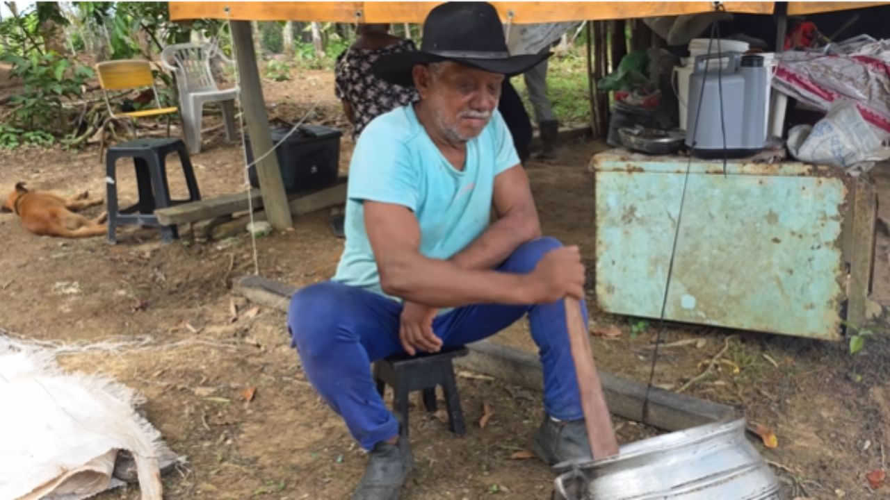 En la selva amazónica, agricultor vive aislado con la familia, en vida simple en el campo, usando energía solar para iluminar la casa.
