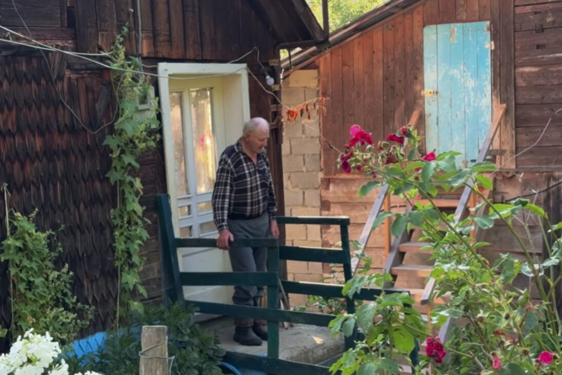 Acompaña la vida de una pareja que vive aislada en la aldea de la montaña, entre vaca, huerto e hijos lejanos, transformando la rutina dura en amor resistente.