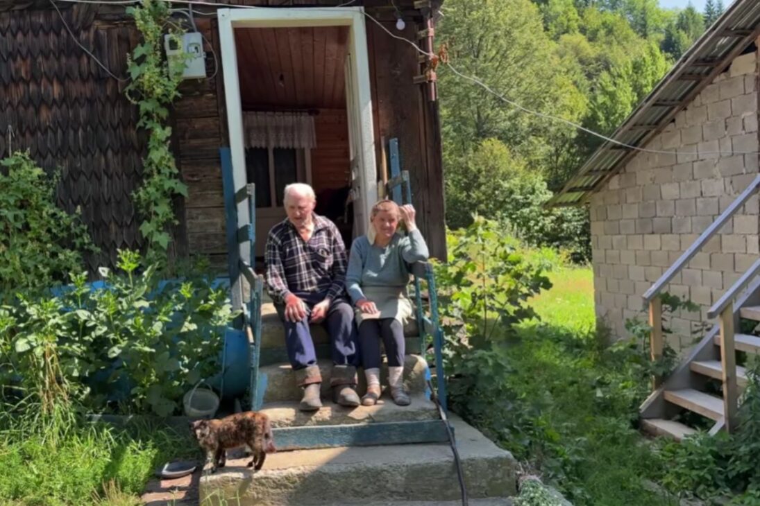 Acompaña la vida de una pareja que vive aislada en la aldea de la montaña, entre vaca, huerto y hijos distantes, transformando rutina dura en amor resistente.