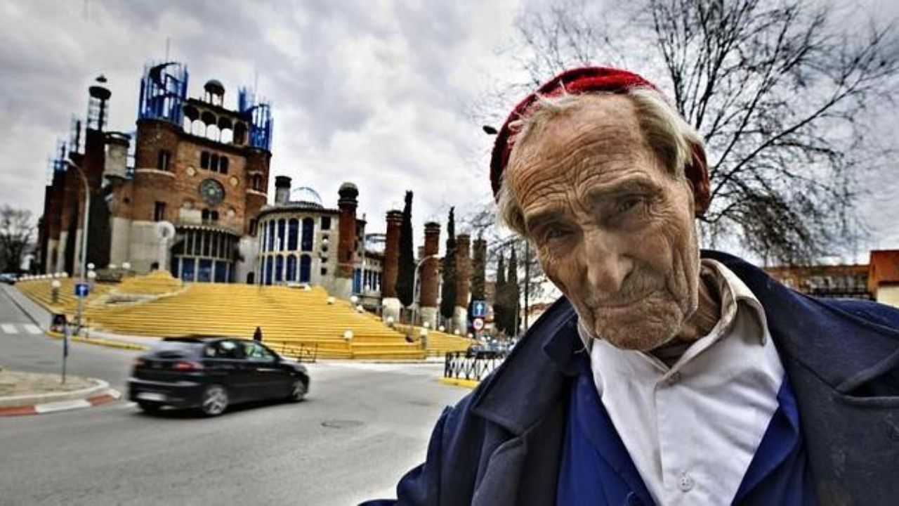 Com 96 anos e construindo desde 1961, o homem que usa lixo reciclado impressiona ao levantar uma catedral de 35 metros sem guindastes, viver de doações e desafiar a engenharia