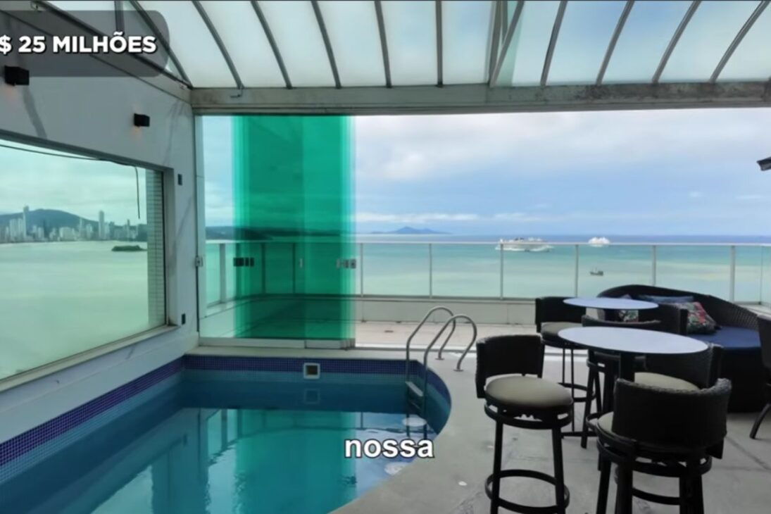 En un tríplex de alto estándar en Balneário Camboriú, con piscina en la sala y vecinos millonarios discretos, el estatus se convierte en vitrina, pero también plantea dudas sobre costo y retorno