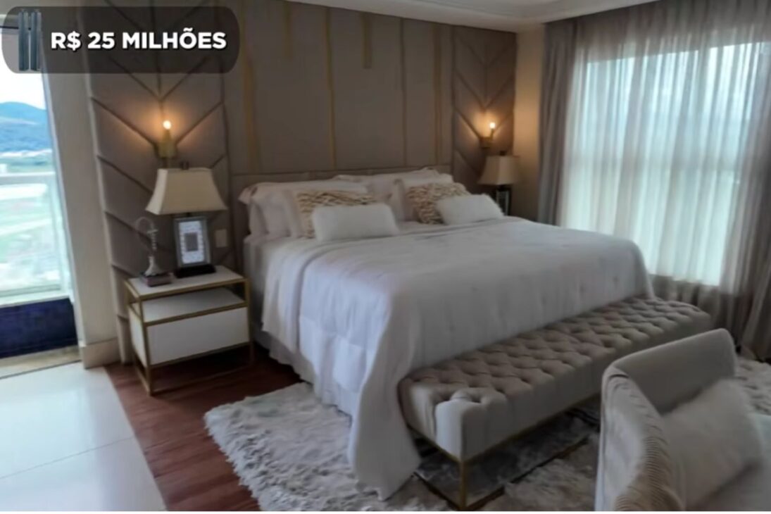 En un tríplex de alto estándar en Balneário Camboriú, con piscina en la sala y vecinos millonarios discretos, el estatus se convierte en vitrina, pero también plantea dudas sobre costo y retorno