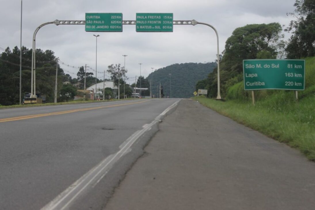 En la BR-476, obras de R$ 92 millones renuevan el asfalto, refuerzan la seguridad y el drenaje e impulsan el desarrollo y la logística regional, mejorando el tráfico y las oportunidades en el interior de Paraná.
