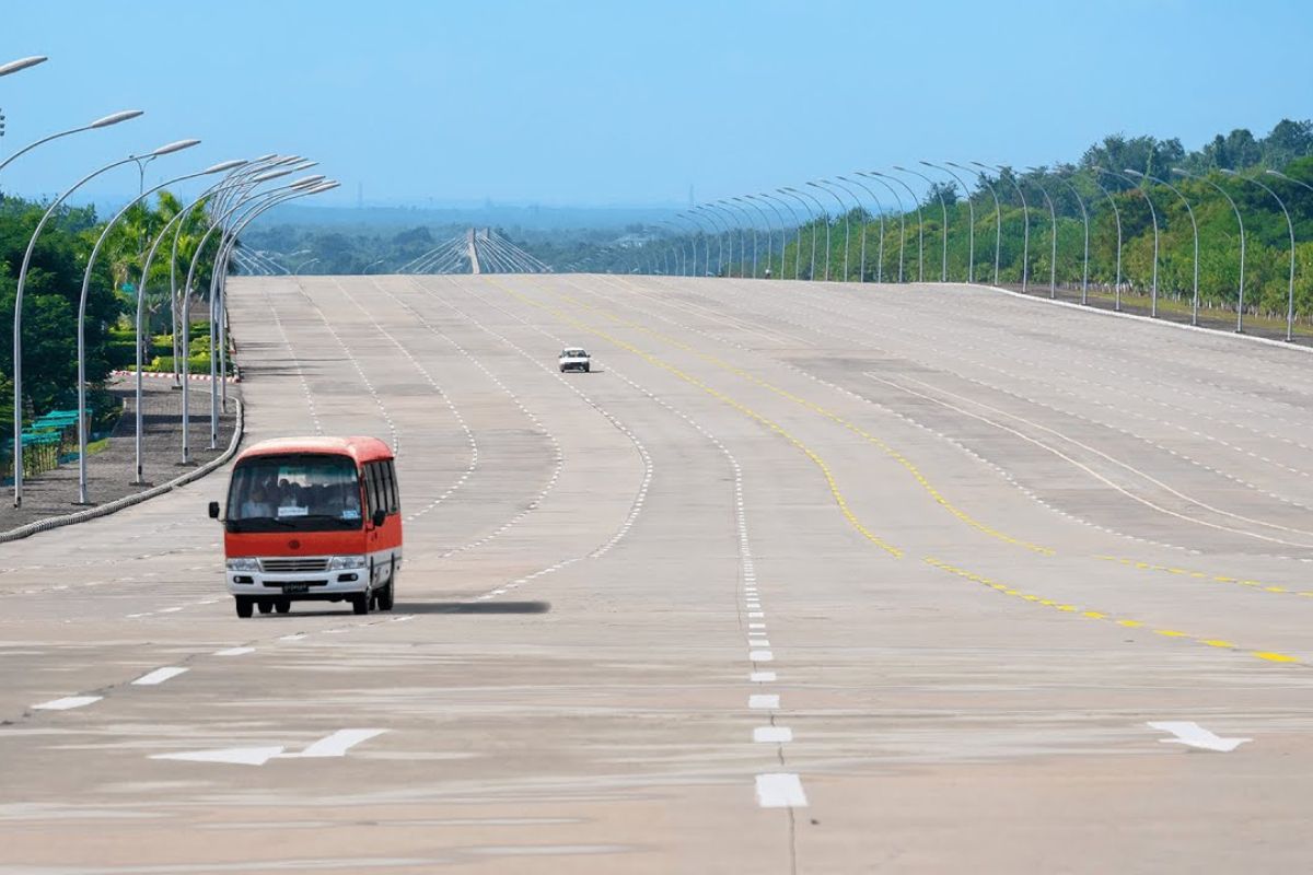 Na análise dos megaprojetos mais inúteis do mundo, Yucca Mountain, Forest City, Naypyidaw e o Aeroporto Central de Ciudad Real mostram como decisões bilionárias podem fracassar.