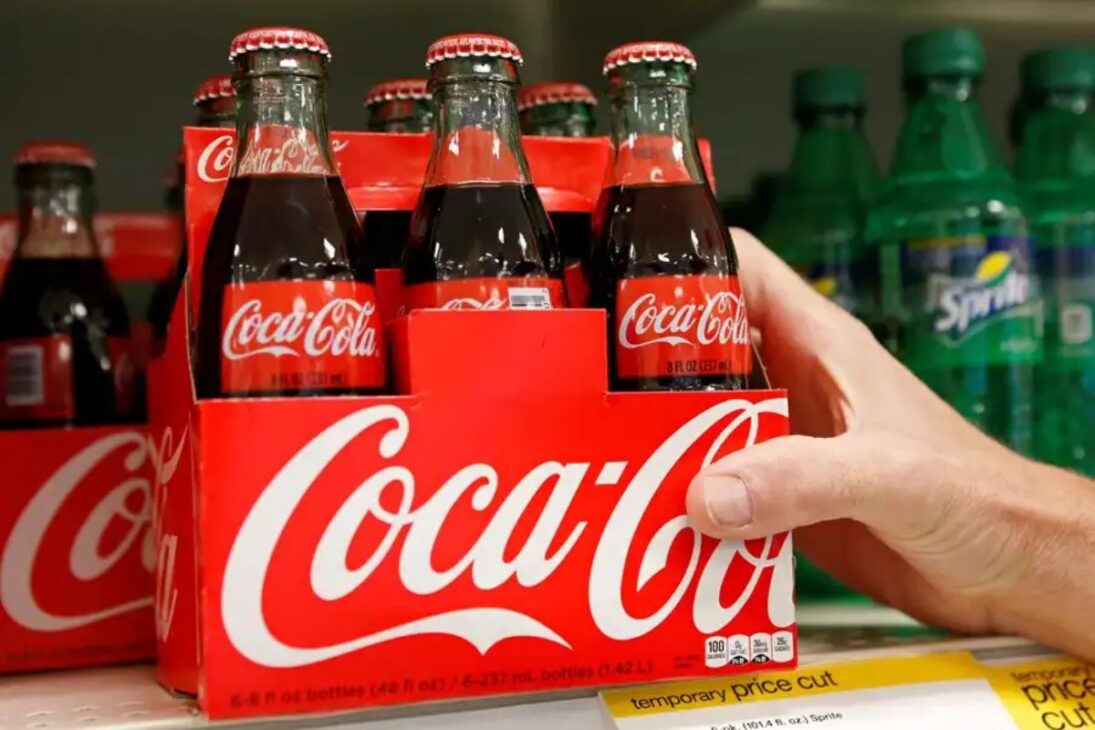 Descubre cómo La Coca-Cola transforma agua purificada en bebida icónica, de la fórmula secreta al jarabe y a la producción en alta escala en las fábricas globales.

