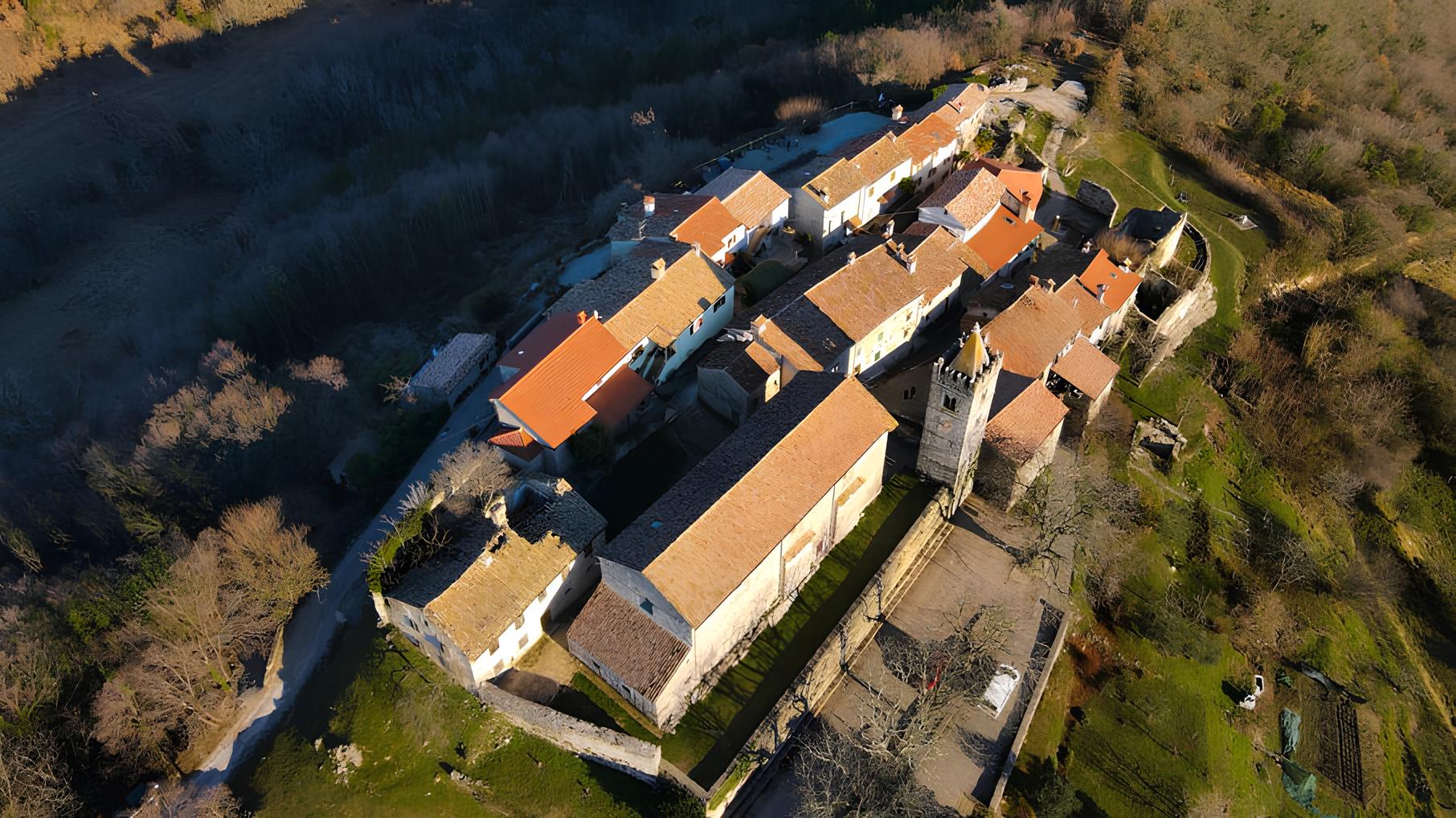 Com apenas 0,45 km² e menos de 30 moradores, a menor cidade do mundo parece um condomínio e desafia a lógica urbana ao funcionar como um município completo mesmo menor que um quarteirão de capital