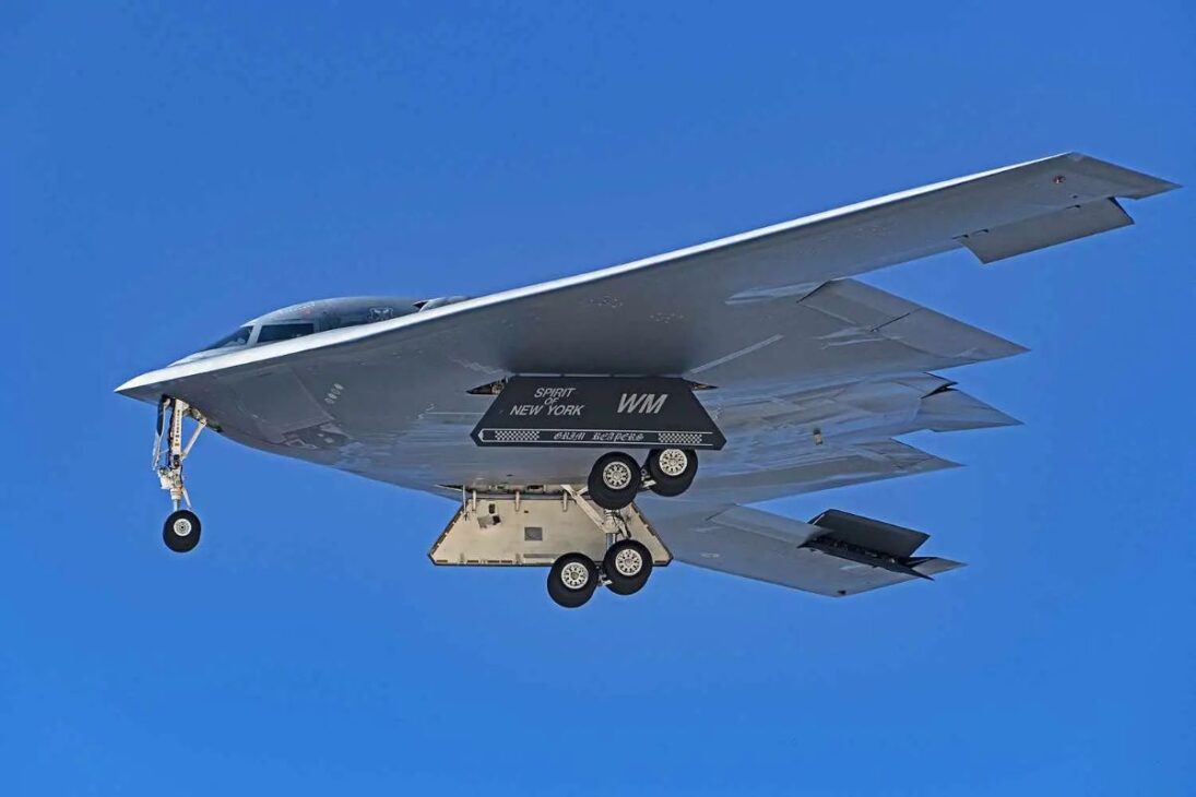 El Bombardero B-2 Lleva el Concepto de Ala Voladora al Límite, Uniendo Furtividad al Radar, Contexto de la Guerra Fría y Papel Central en la Disuasión Nuclear.