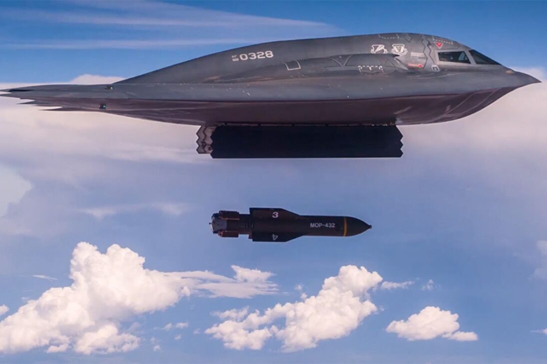 El Bombardero B-2 Lleva el Concepto de Ala Voladora al Límite, Uniendo Furtividad al Radar, Contexto de la Guerra Fría y Papel Central en la Disuasión Nuclear.
