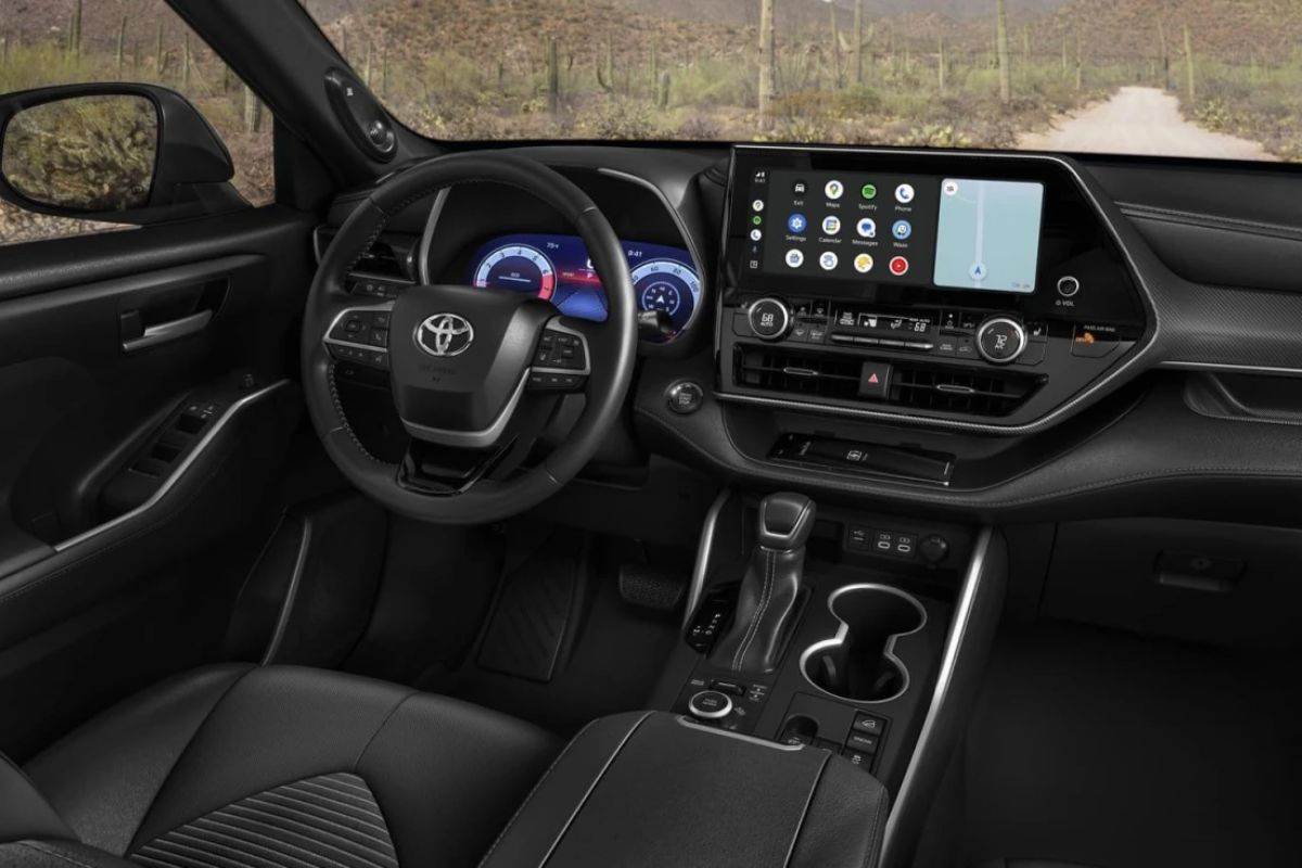 Toyota Frontlander 2026 desafia Corolla Cross e CR-V com tração AWD e consumo de 16 km/l em SUV híbrido que combina desempenho e eficiência.