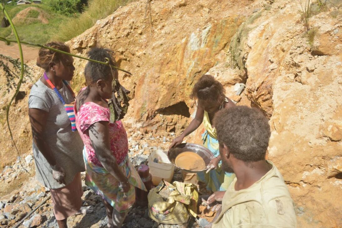 Mineros en Gold Ridge, en las Islas Salomón, viven de la minería de oro, intercambian la escuela por altos ingresos y revelan cómo el oro transformó la región.