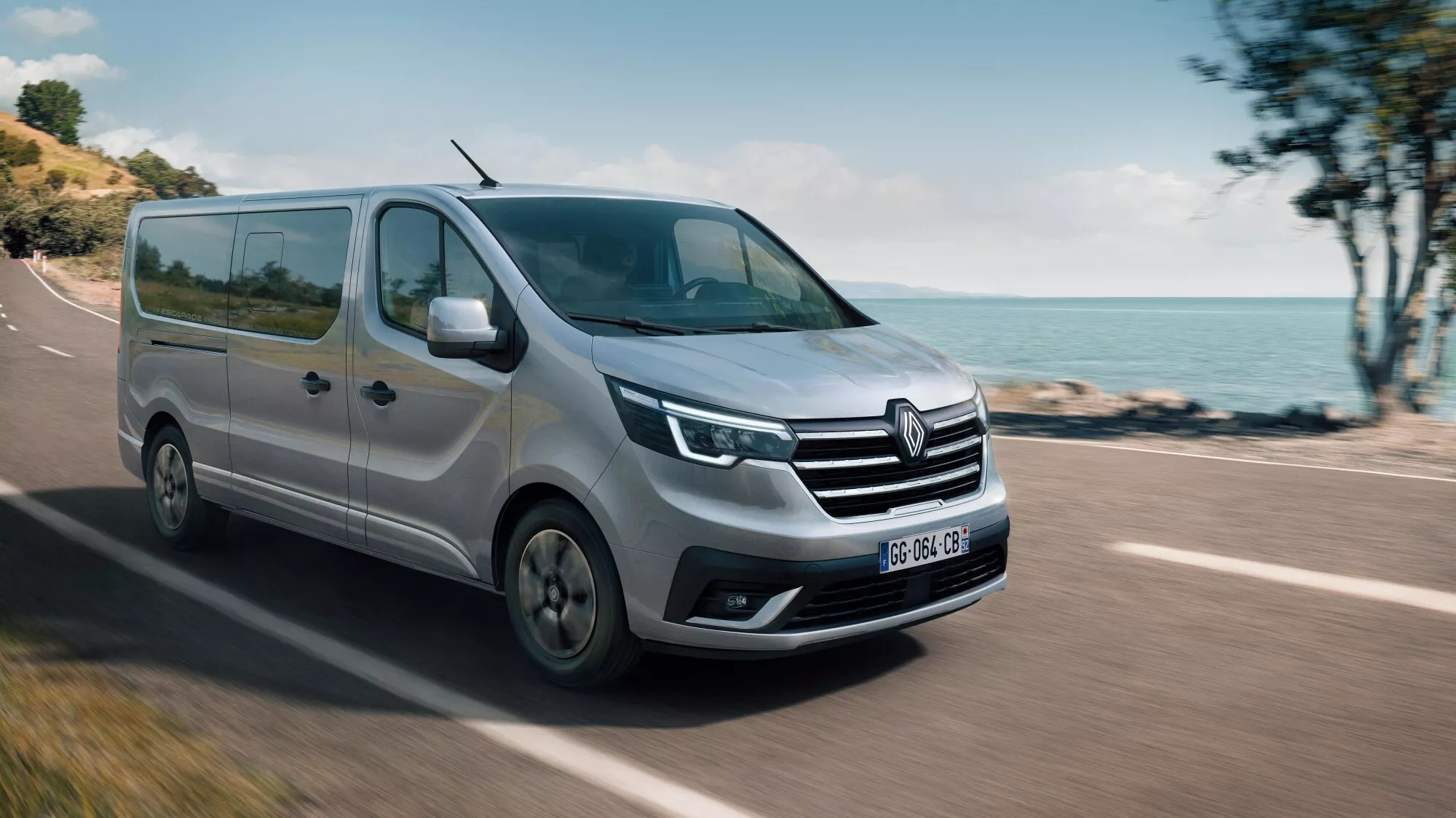 Com cama, pia, fogão e espaço para viagens longas, nova van da Renault chega custando bem menos que um motorhome e vira sonho acessível para quem deseja viver na estrada