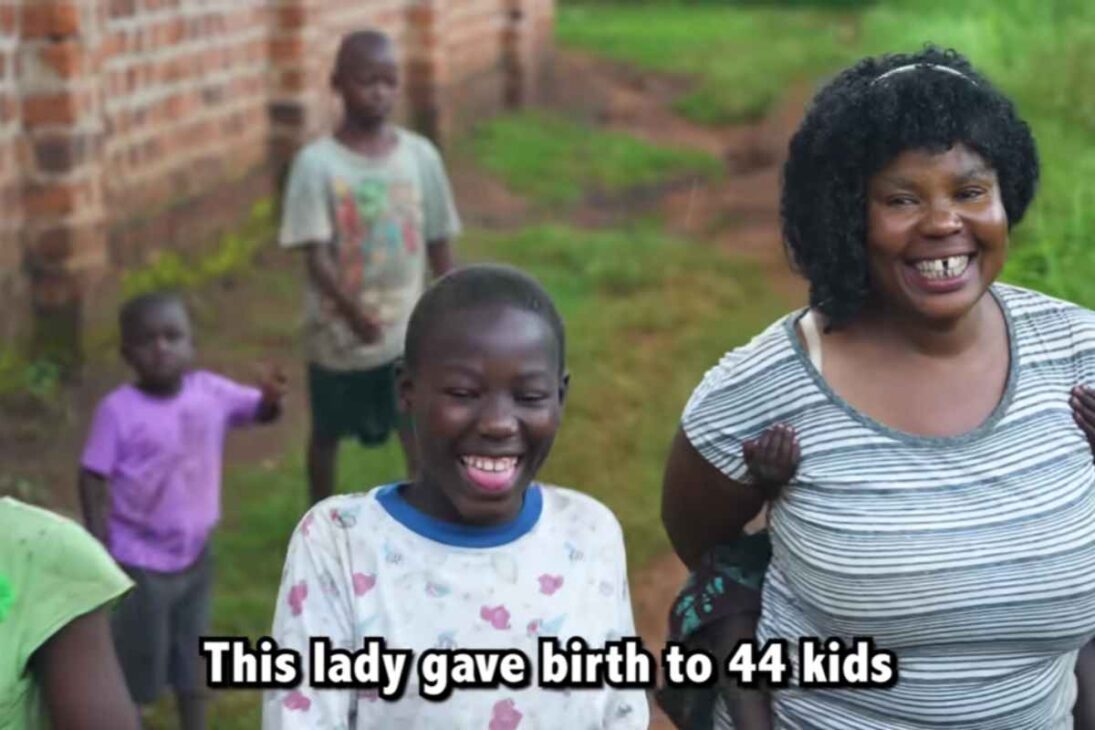 En Uganda, Mamá Uganda cría 44 hijos tras un matrimonio forzado, viviendo como madre soltera en pobreza extrema, marcada por hiperovulación, y transforma su villa con coraje, trabajo y amor.